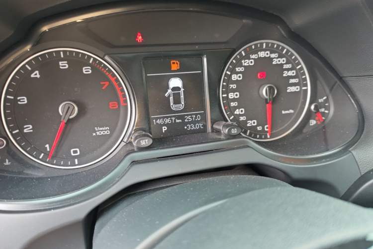 Used Audi Q5 2015 40 TFSI Technology Edition Odometer Close Up