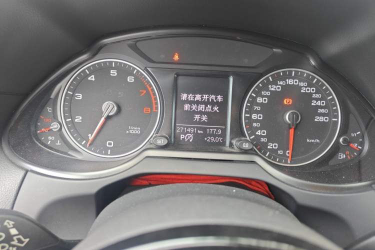 Used Audi Q5 2015 40 TFSI Technology Edition Odometer Close Up