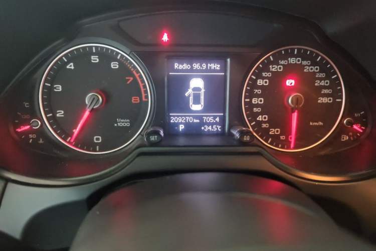 Used Audi Q5 2015 40 TFSI Trendy Edition Odometer Close Up