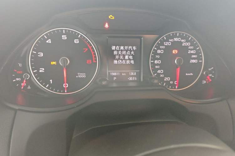 Used Audi Q5 2015 40 TFSI Comfort Model Odometer Close Up