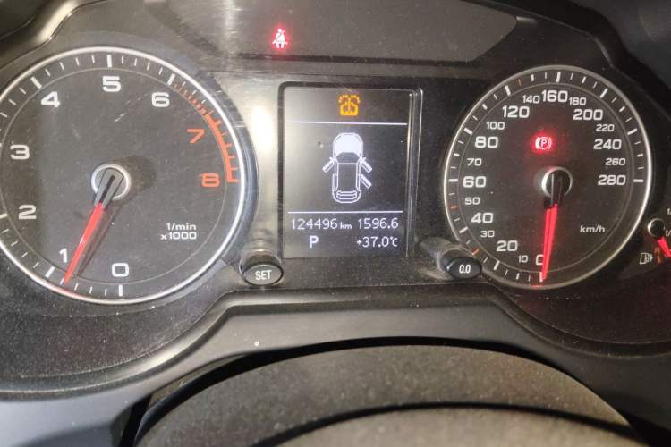 Used Audi Q5 2015 40 TFSI Technology Edition Odometer Close Up