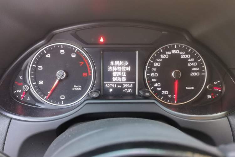 Used Audi Q5 2015 40 TFSI Technology Edition Odometer Close Up