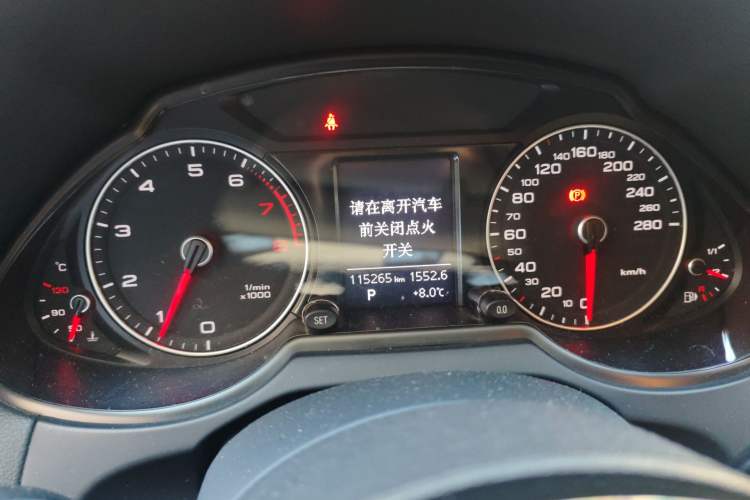 Used Audi Q5 2015 40 TFSI Trendy Edition Odometer Close Up