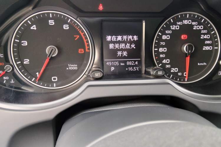 Used Audi Q5 2015 40 TFSI Technology Edition Odometer Close Up