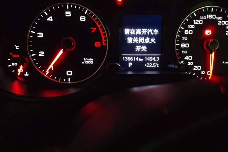 Used Audi Q5 2015 40 TFSI Comfort Model Odometer Close Up
