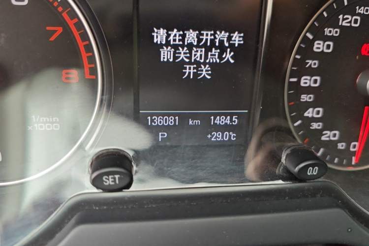 Used Audi Q5 2015 40 TFSI Comfort Model Odometer Close Up