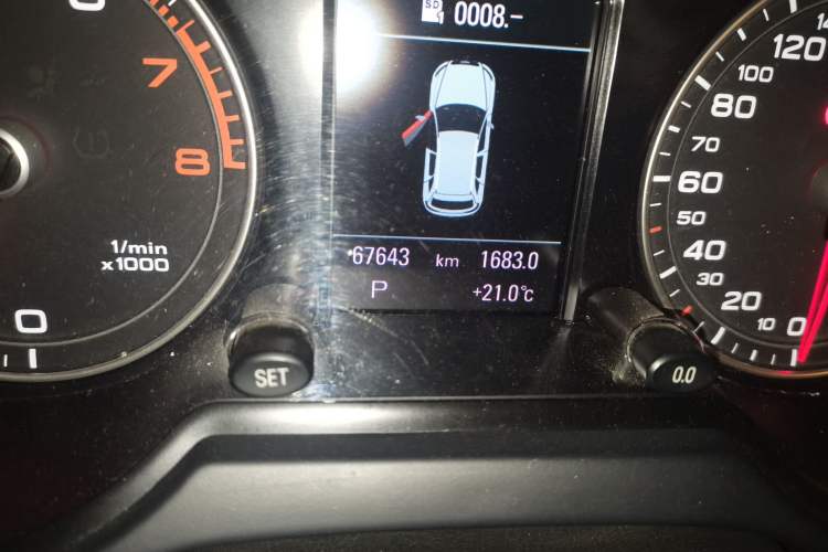 Used Audi Q5 2015 40 TFSI Comfort Model Odometer Close Up