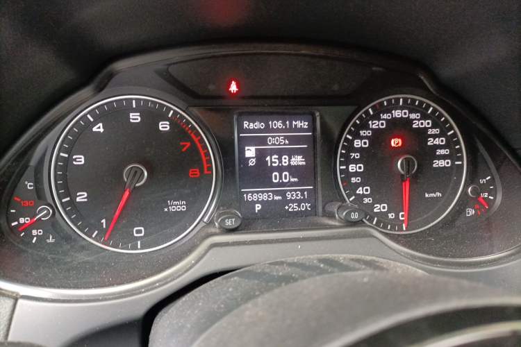 Used Audi Q5 2015 40 TFSI Trendy Edition Odometer Close Up