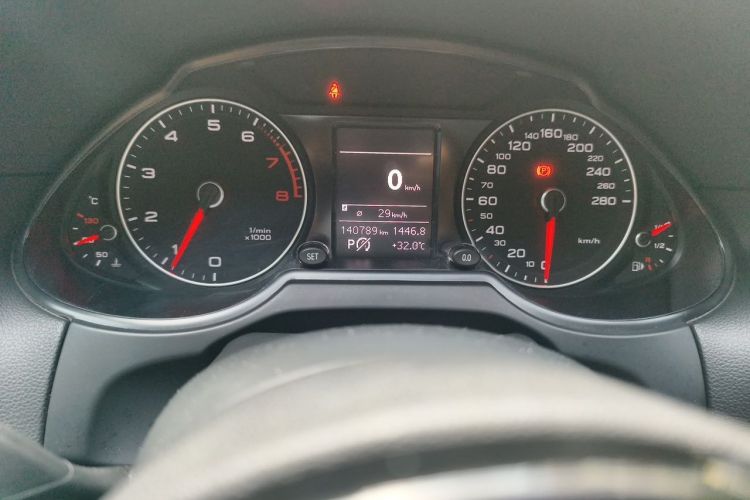 Used Audi Q5 2015 40 TFSI Technology Edition Odometer Close Up