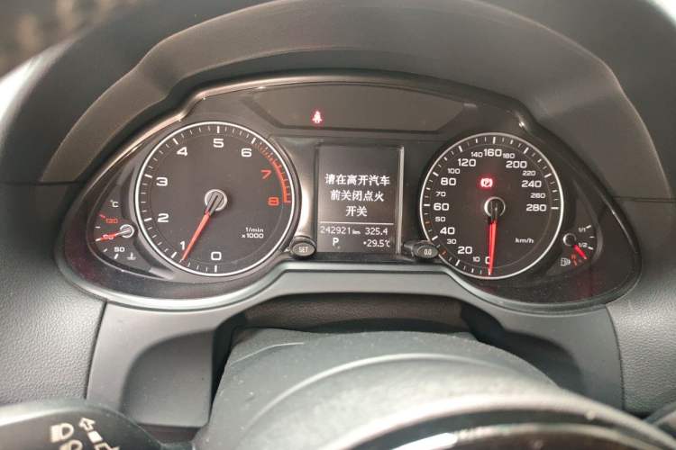 Used Audi Q5 2015 40 TFSI Technology Edition Odometer Close Up
