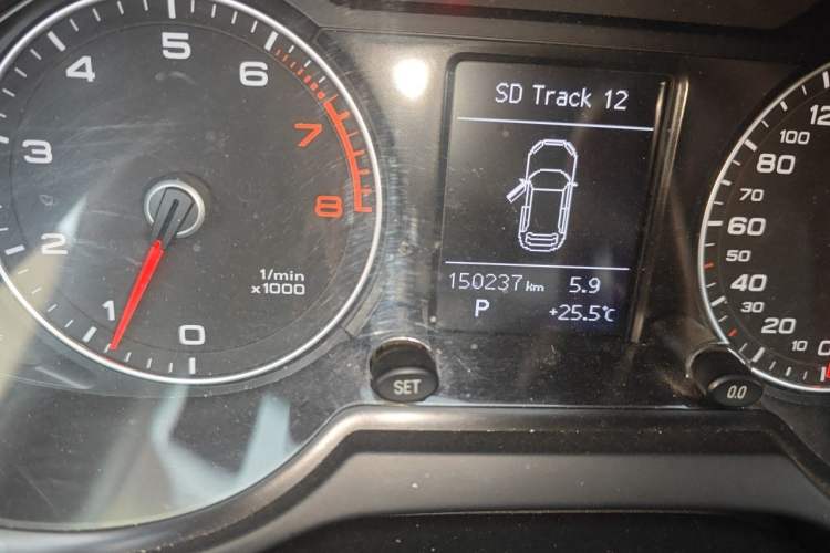 Used Audi Q5 2015 40 TFSI Trendy Edition Odometer Close Up