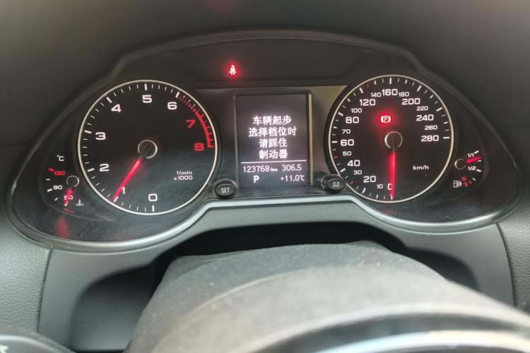 Used Audi Q5 2015 40 TFSI Technology Edition Odometer Close Up