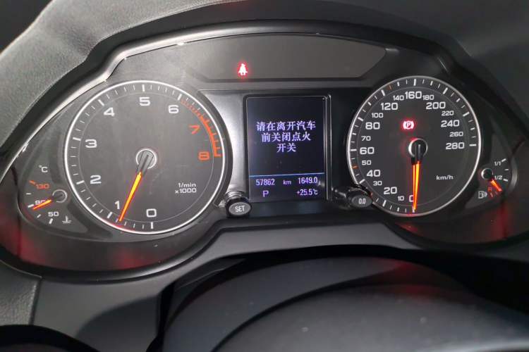 Used Audi Q5 2015 40 TFSI Comfort Model Odometer Close Up