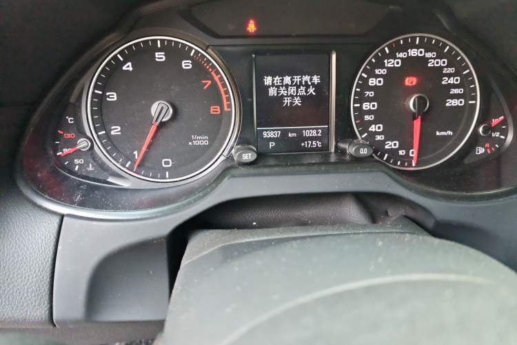 Used Audi Q5 2015 40 TFSI Comfort Model Odometer Close Up