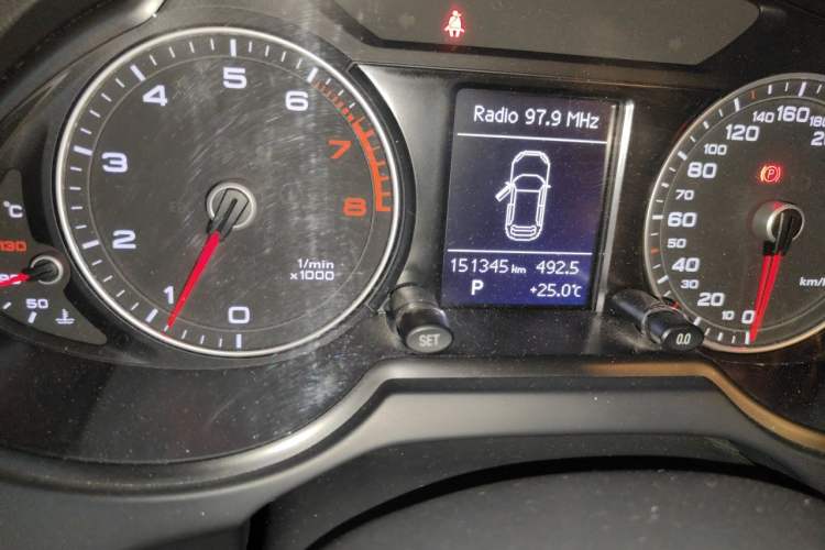 Used Audi Q5 2015 40 TFSI Technology Edition Odometer Close Up