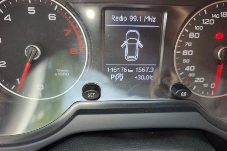 Used Audi Q5 2015 40 TFSI Technology Edition Odometer Close Up