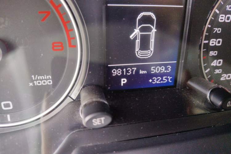 Used Audi Q5 2015 40 TFSI Technology Edition Odometer Close Up