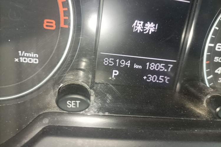 Used Audi Q5 2015 40 TFSI Comfort Model Odometer Close Up