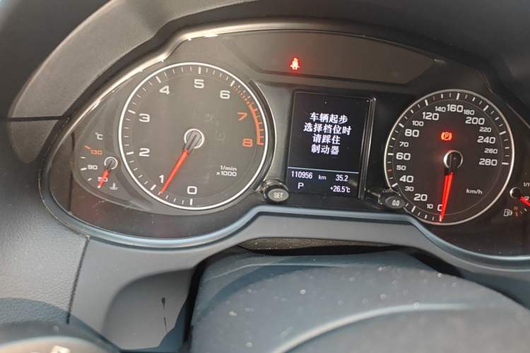 Used Audi Q5 2015 40 TFSI Comfort Model Odometer Close Up