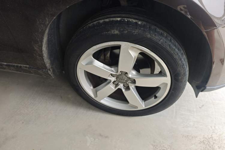 Used Audi Q5 2015 40 TFSI Comfort Model Right Front Wheel Hub