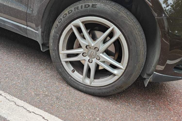 Used Audi Q5 2015 40 TFSI Comfort Model Right Front Wheel Hub