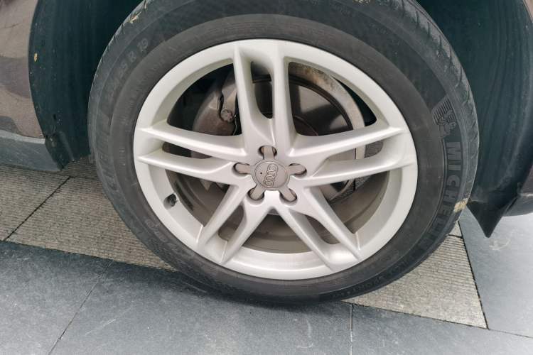 Used Audi Q5 2015 40 TFSI Comfort Model Right Front Wheel Hub