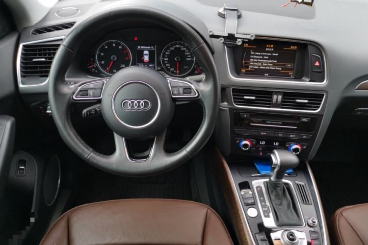 Used Audi Q5 2015 40 TFSI Comfort Model Steering Wheel