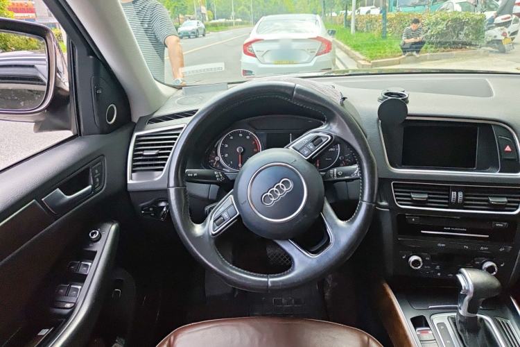 Used Audi Q5 2015 40 TFSI Comfort Model Steering Wheel
