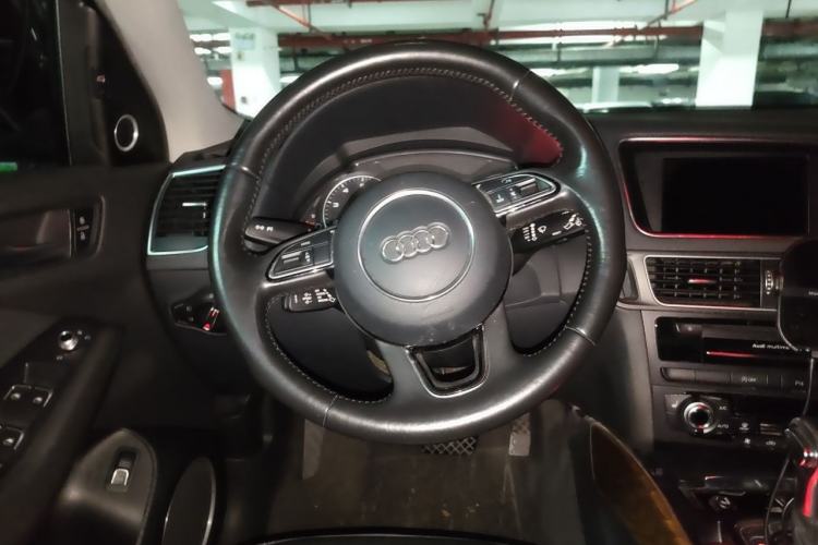 Used Audi Q5 2015 40 TFSI Comfort Model Steering Wheel