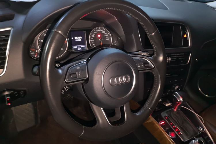 Used Audi Q5 2015 40 TFSI Comfort Model Steering Wheel