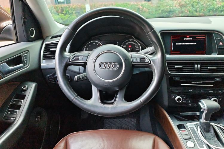 Used Audi Q5 2015 40 TFSI Comfort Model Steering Wheel
