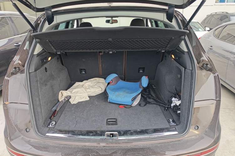 Used Audi Q5 2015 40 TFSI Comfort Model Trunk