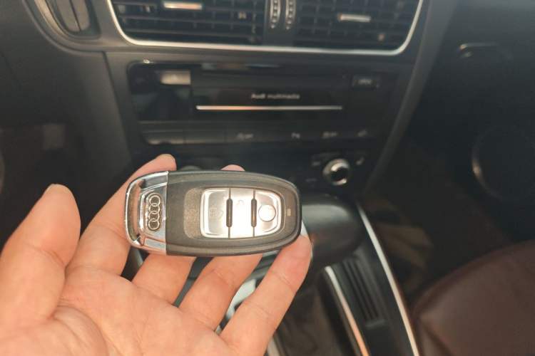 Used Audi Q5 2015 40 TFSI Comfort Model Vehicle Key