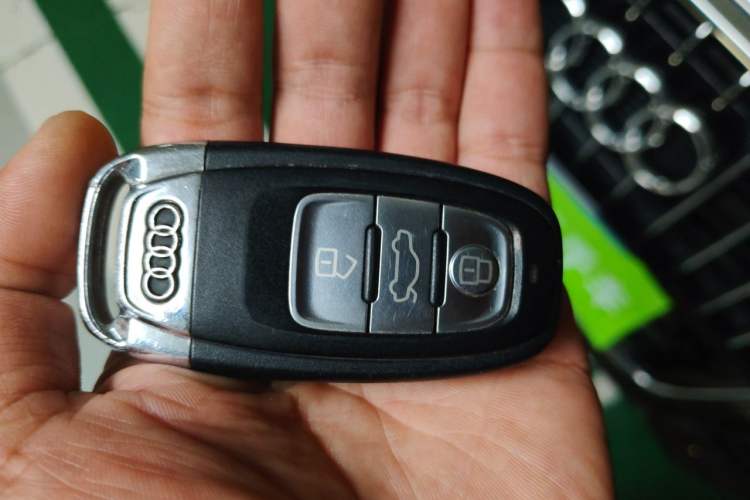 Used Audi Q5 2015 40 TFSI Comfort Model Vehicle Key