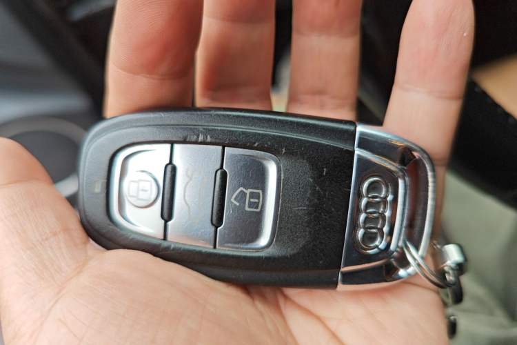 Used Audi Q5 2015 40 TFSI Comfort Model Vehicle Key