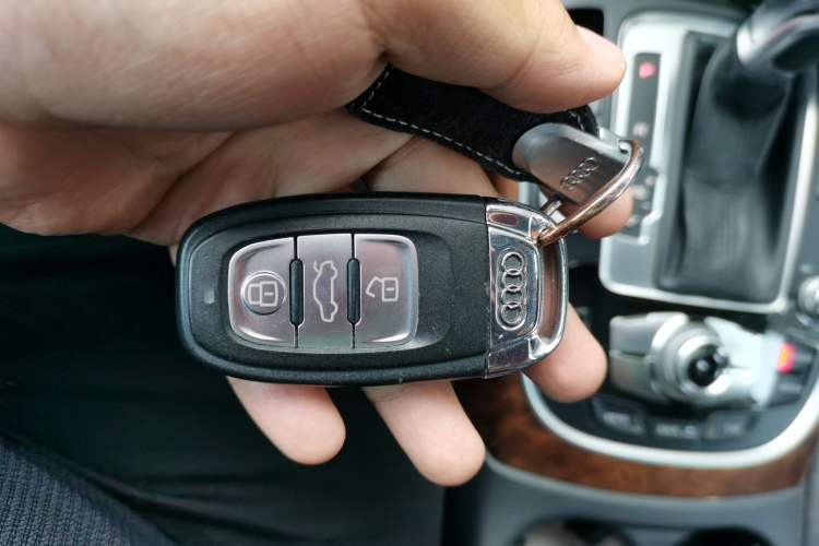 Used Audi Q5 2015 40 TFSI Comfort Model Vehicle Key
