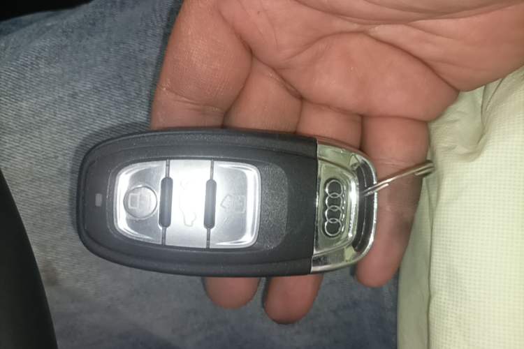 Used Audi Q5 2015 40 TFSI Comfort Model Vehicle Key