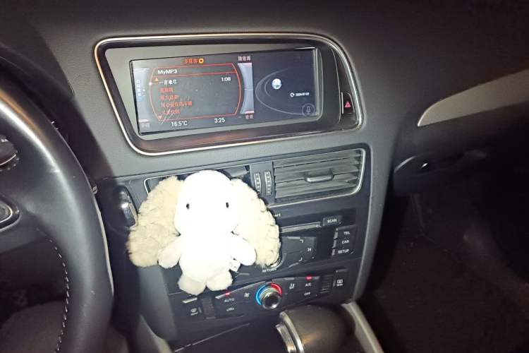 Used Audi Q5 2015 40 TFSI Trendy Edition Audio And AC Panel