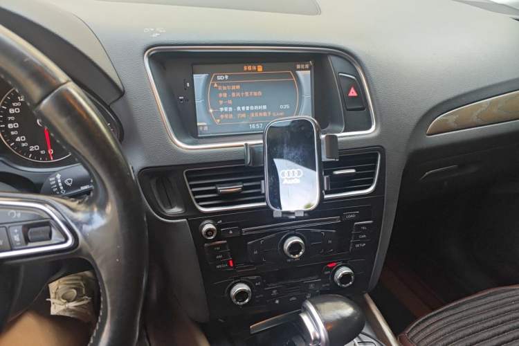 Used Audi Q5 2015 40 TFSI Comfort Model Audio And AC Panel