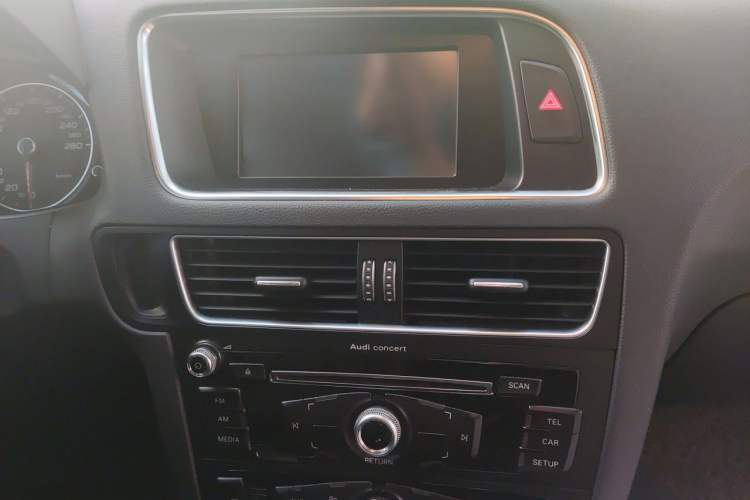 Used Audi Q5 2015 40 TFSI Trendy Edition Audio And AC Panel