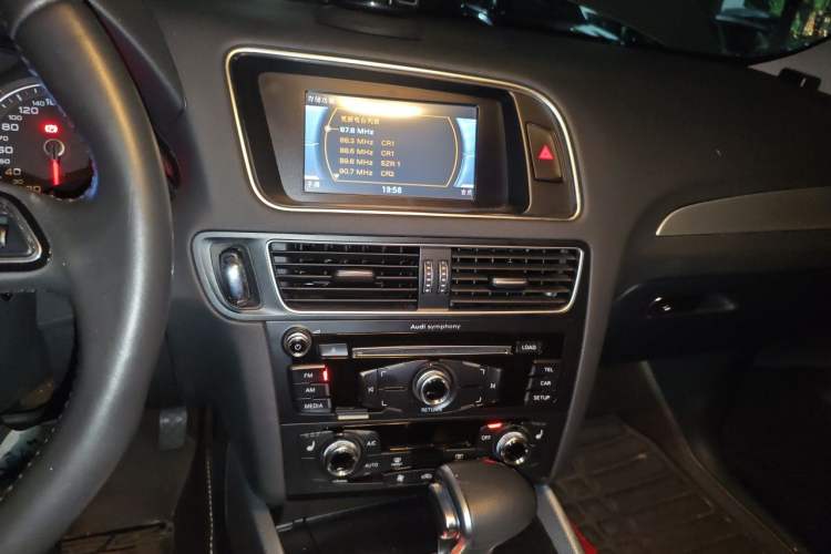 Used Audi Q5 2015 40 TFSI Technology Edition Audio And AC Panel