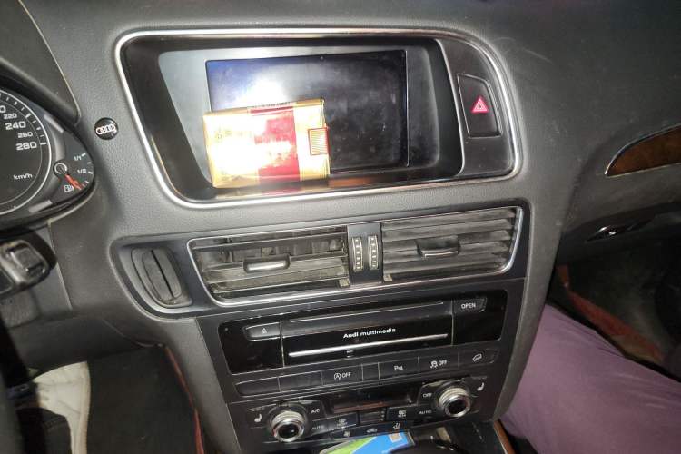 Used Audi Q5 2015 40 TFSI Comfort Model Audio And AC Panel