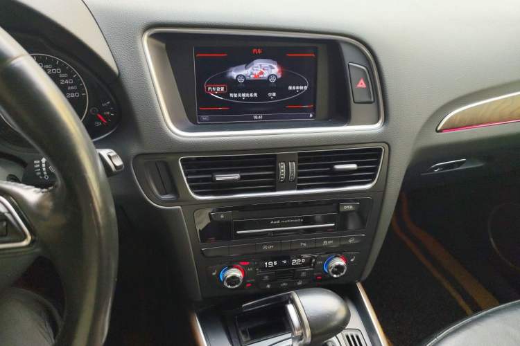 Used Audi Q5 2015 40 TFSI Comfort Model Audio And AC Panel