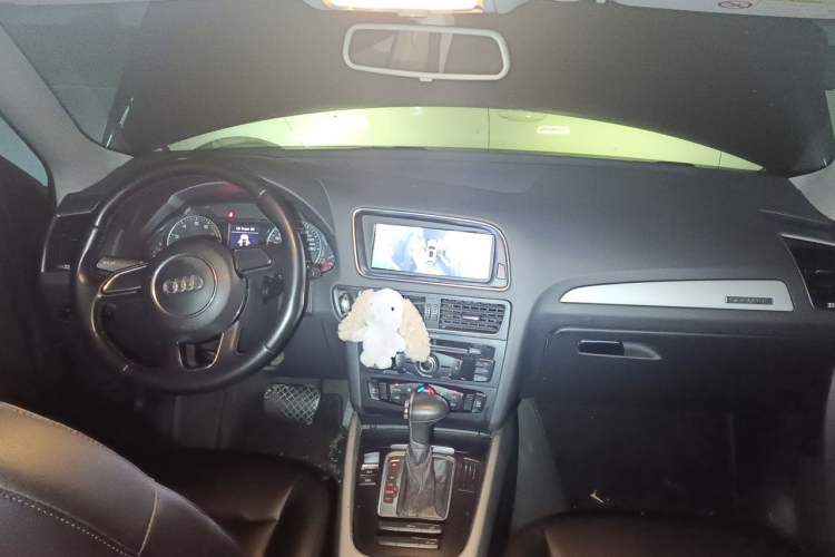 Used Audi Q5 2015 40 TFSI Trendy Edition Center Console