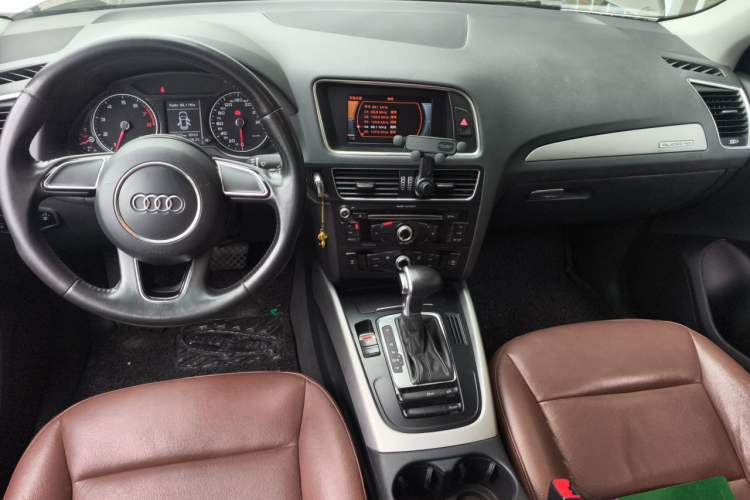 Used Audi Q5 2015 40 TFSI Trendy Edition Center Console