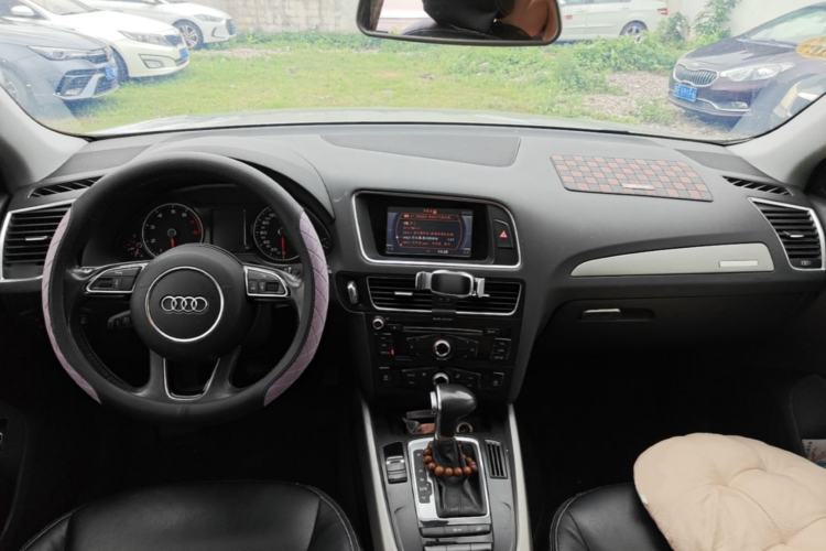 Used Audi Q5 2015 40 TFSI Trendy Edition Center Console
