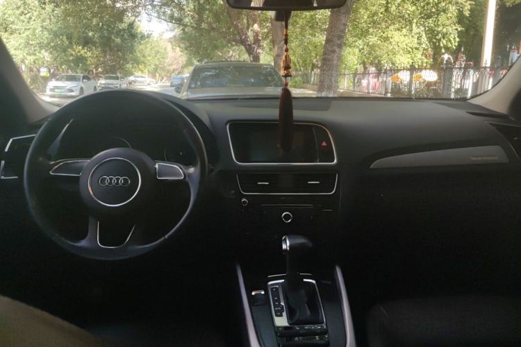 Used Audi Q5 2015 40 TFSI Trendy Edition Center Console