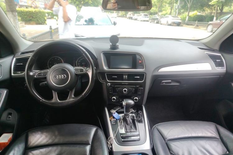 Used Audi Q5 2015 40 TFSI Technology Edition Center Console
