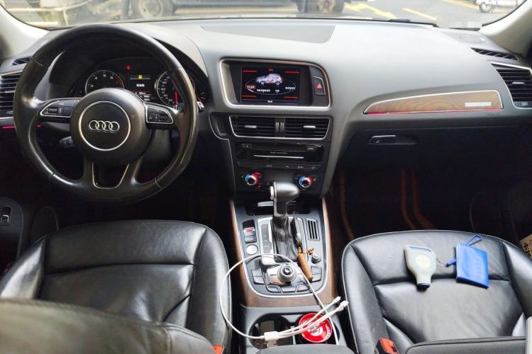 Used Audi Q5 2015 40 TFSI Comfort Model Center Console