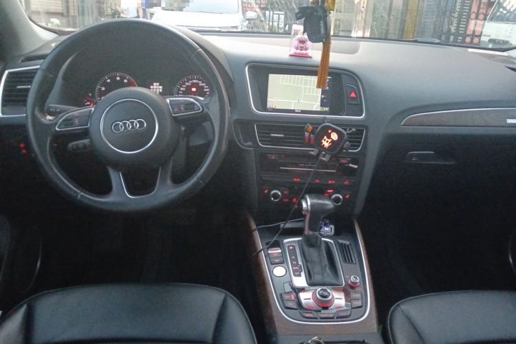 Used Audi Q5 2015 40 TFSI Comfort Model Center Console